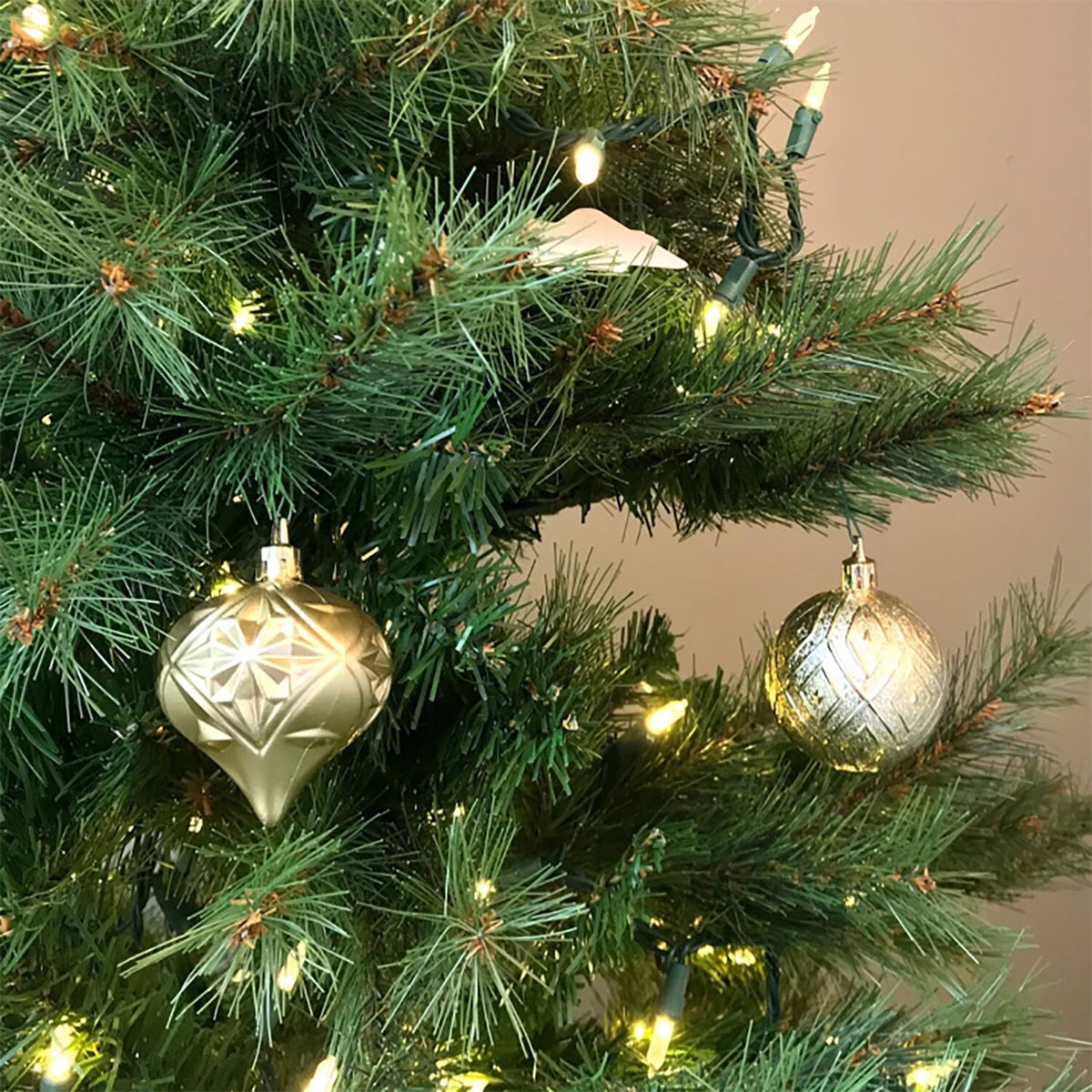 Fraser Hill Farm 7-Ft. Unlit Southern Peace Green Artificial Christmas Tree | Traditional Full Silhouette | High Quality Realistic Foliage | Foldable for Easy Storage | Holiday Decor | FFSP075-0GR